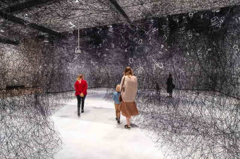 اثر چیهارو شیوتا ( Chiharu Shiota )