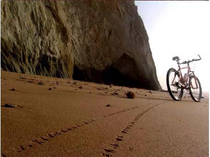 رویای صلح در خلیج فارس، چاپ نوشته بر ماسه های خلیج فارس با استفاده از دوچرخه اثر احمد نادعلیان