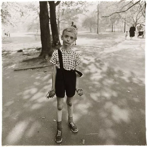 Child-with-toy-hand-grenade-Diane-Arbus-1962-3