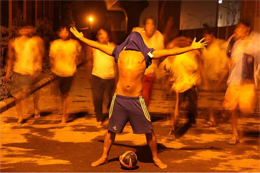 از مجموعه هیچ کجا خیابان خود آدم نمی‌شود ویکی روی