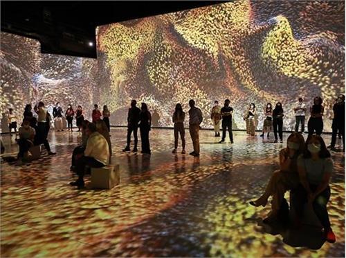 نمایشگاه Parallel universe استانبول