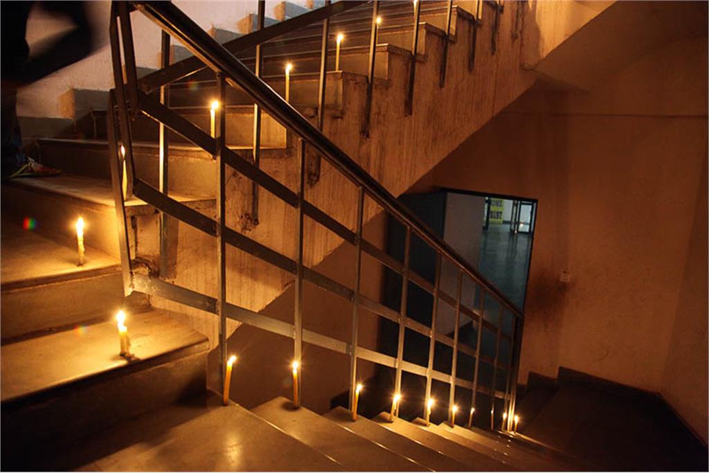 از مجموعه هیچ کجا خیابان خود آدم نمی‌شود ویکی روی