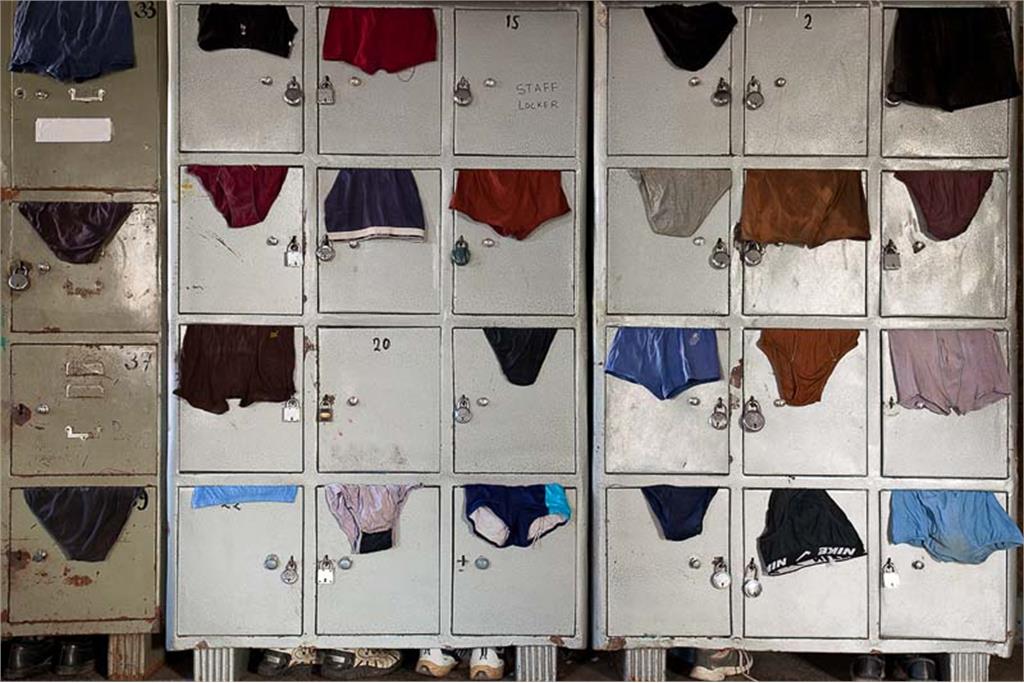 از مجموعه هیچ کجا خیابان خود آدم نمی‌شود ویکی روی