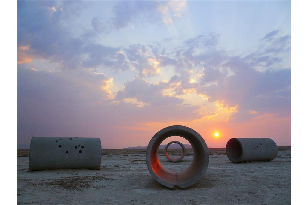 Sun Tunnels اثر Nancy Holt